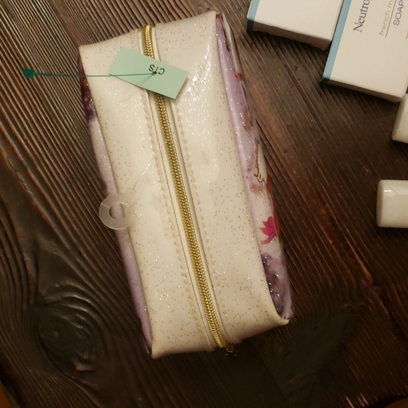 BATH & body works cosmetic bag plus extra - Picture 3 of 5